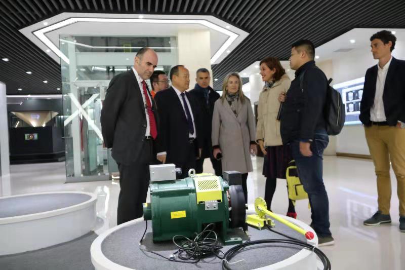 西班牙客商参观考察兰州新区36365线路检测中心新能源汽车厂